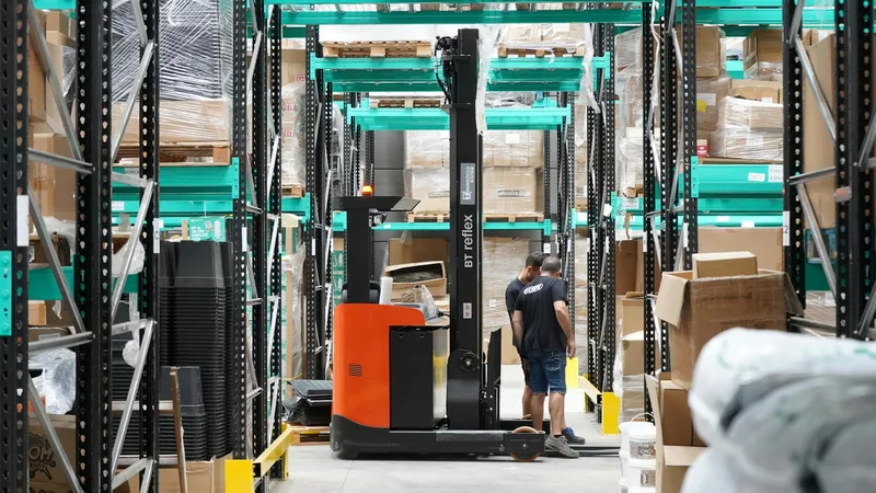 Comparison of WMS system options for Indonesian ecommerce warehouses showing Ginee, Jubelio, Sellercraft, and Anchanto features